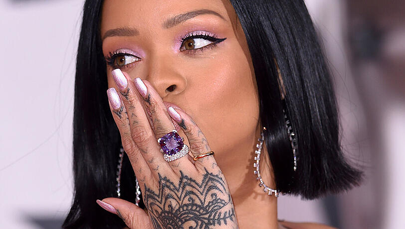Sängerin Rihanna setzt auf rosa Nagellack - und liegt damit voll im Trend