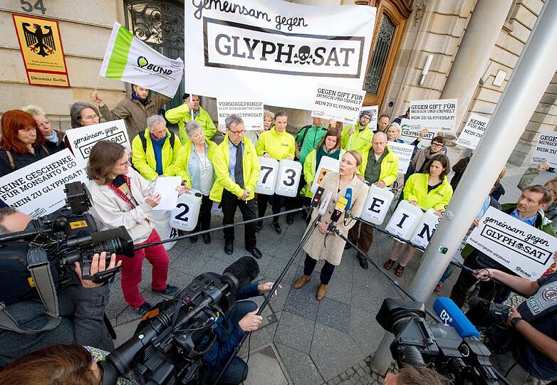 Vor einer Woche: Grünen-Politiker und Aktivisten vom Bund für Umwelt und Naturschutz Deutschland (BUND)
demonstrieren vor dem Bundestag gegen den Einsatz des Pflanzenschutzmittels.