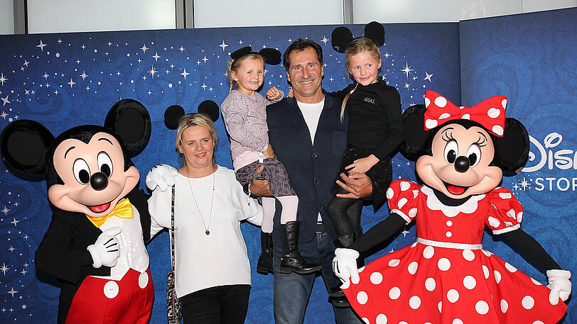Lars Riedel mit Ehefrau Katja und den Kindern.
