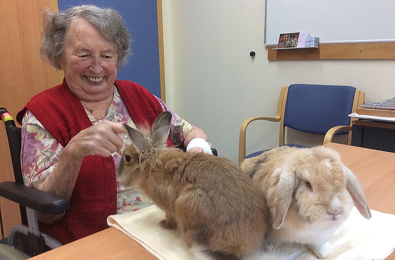 Eine Freude, die man sieht: eine Patientin auf der Harlachinger Frühreha bei der Tiertherapie.