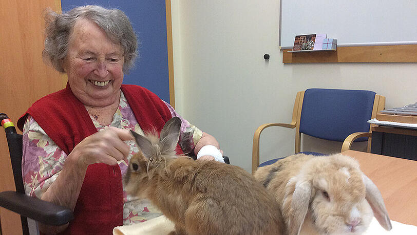 Eine Freude, die man sieht: eine Patientin auf der Harlachinger Frühreha bei der Tiertherapie. Eine Freude, die man sieht: eine Patientin auf der Harlachinger Frühreha bei der Tiertherapie.