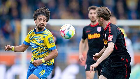 Eintracht Braunschweigs Immanuel Pherai (l) spielt gegen Regensburgs Scott Kennedy.