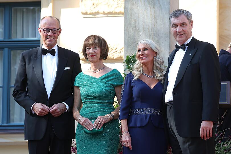 Bundeskanzler Friedrich Merz (l, CDU), seine Frau Charlotte Merz (2.v.l), Markus Söder (r, CSU), Ministerpräsident von Bayern, und seine Frau Karin Baumüller-Söder. Bundeskanzler Friedrich Merz (l, CDU), seine Frau Charlotte Merz (2.v.l), Markus Söder (r, CSU), Ministerpräsident von Bayern, und seine Frau Karin Baumüller-Söder.