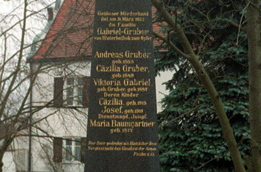 Alle sechs Bewohner der Einöde Hinterkaifeck sind unter diesem Grabstein im Friedhof von Waidhofen nahe der oberbayerischen Stadt Schrobenhausen begraben (undatierte Aufnahme). Sie waren in der Nacht zum 1. April 1922 ermordet worden.