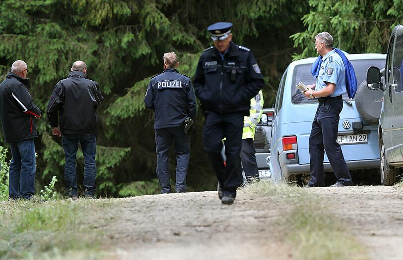 Die Polizei sucht weiterhin in Straßengräben nach Spuren.