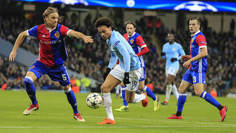 Leroy Sane von Manchester City verlädt die Abwehr des FC Basel.