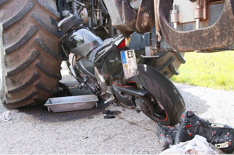 Unfall auf der B15 Höhe Altensee: Ein 27-Jähriger rast mit seinem Motorrad in einen Traktor. Durch die Wucht des Aufprall bleibt das Zweirad stecken.