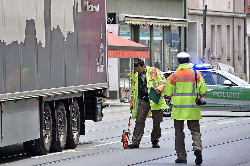 Unfall in der Ohlmüllerstraße: Ein Fußgänger wurde von einem Sattelzug erfasst.