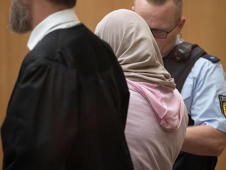 Die Angeklagte (M) musste sich vor dem Oberlandesgericht in Stammheim wegen Mitgliedschaft in der Terrormiliz Islamischer Staat (IS) verantworten. (Archivbild).