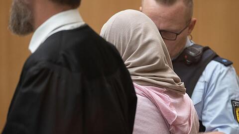 Die Angeklagte (M) musste sich vor dem Oberlandesgericht in Stammheim wegen Mitgliedschaft in der Terrormiliz Islamischer Staat (IS) verantworten. (Archivbild).
