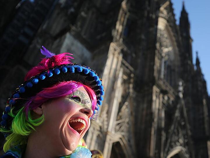 Ausgelassenen Freude: Eine Karnevalistin vor dem Kölner Dom.