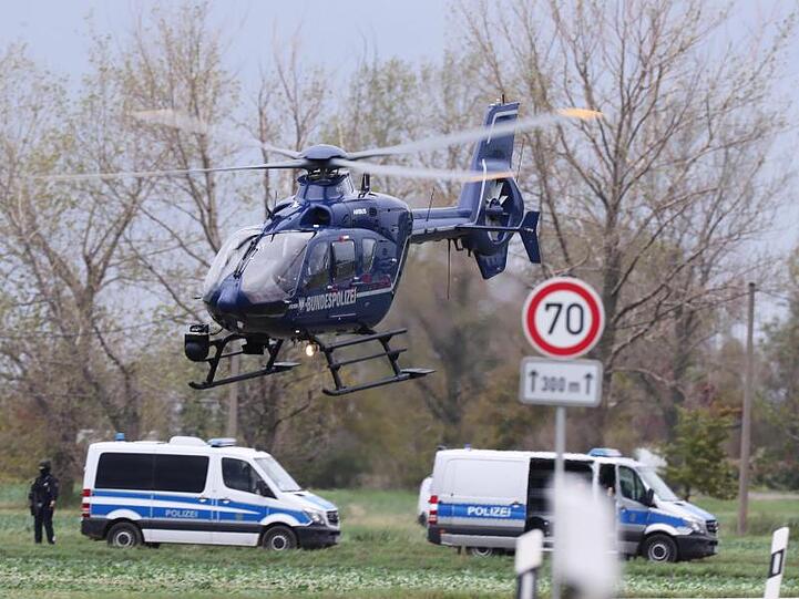 Ein Hubschrauber der Bundespolizei ist bei Wiedersdorf/Landsberg im Einsatz. Neben den Schüssen in Halle hat es auch Schüsse im rund 15 Kilometer entfernten Landsberg gegeben.