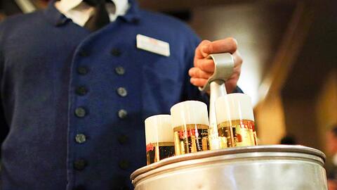 Ein Köbes (Kellner) serviert im Brauhaus Früh am Kölner Dom Kölsch-Bier.
