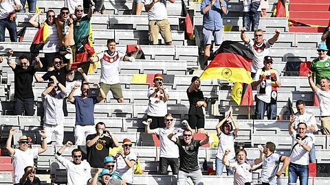 Deutschland-Fans im Münchner Stadion jubeln.