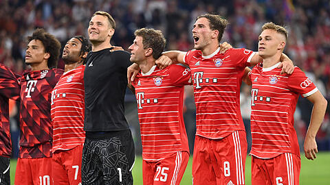 Manuel Neuer (3.v.l.) und Leon Goretzka (2.v.r.) wurden positiv auf das Coronavirus getestet.