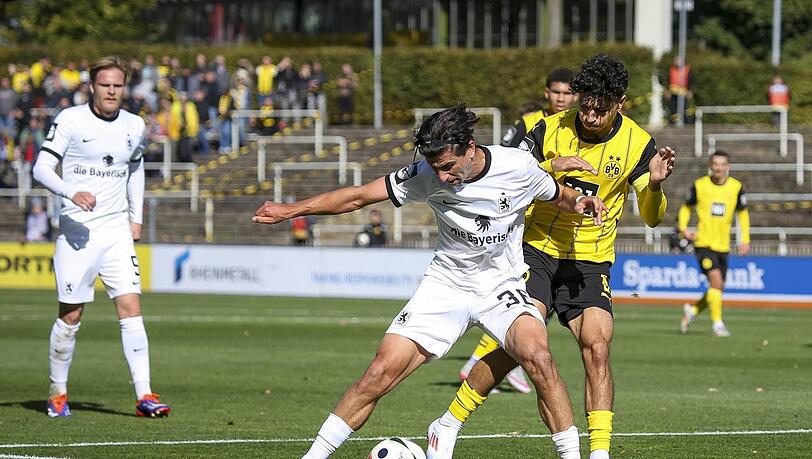 Trainer Glöckner will den Löwen um Deniz (r.) gegen den BVB die Anti-Fluch-Energie verliehen. Trainer Glöckner will den Löwen um Deniz (r.) gegen den BVB die Anti-Fluch-Energie verliehen.