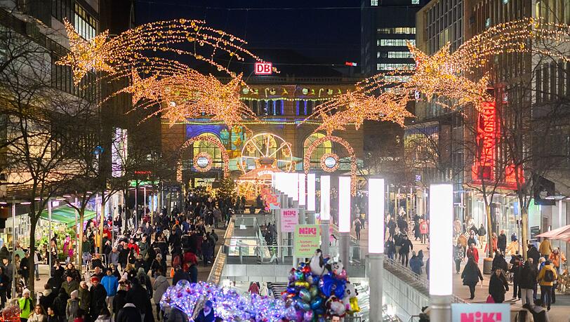Die weihnachtlich geschmückte Innenstadt von Hannover. Viele Einzelhändler fürchten in diesem Jahr ein schlechtes Weihnachtsgeschäft. (Symbolbild) Die weihnachtlich geschmückte Innenstadt von Hannover. Viele Einzelhändler fürchten in diesem Jahr ein schlechtes Weihnachtsgeschäft. (Symbolbild)