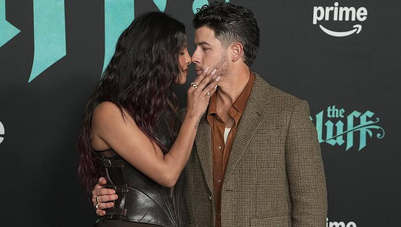 Zweisamkeit bei der Filmpremiere: Nick Jonas und Priyanka Chopra Jonas zeigen in Los Angeles ihre Liebe zueinander. Zweisamkeit bei der Filmpremiere: Nick Jonas und Priyanka Chopra Jonas zeigen in Los Angeles ihre Liebe zueinander.