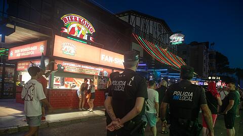 Ein deutscher Tourist ist auf Mallorca von zwei mutma&szlig;lich ebenfalls deutschen Angreifern bei einem Raub&uuml;berfall mit einem Messer verletzt worden. (Archiv-Bild)