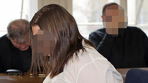 Sandra R., angeklagt wegen Misshandlung ihres schwerbehinderten Sohns, im Gerichtssaal, der vier Jahre ältere und mitangeklagte Lebensgefährte Marc P. (r) sitzt im Hintergrund. Sandra R., angeklagt wegen Misshandlung ihres schwerbehinderten Sohns, im Gerichtssaal, der vier Jahre ältere und mitangeklagte Lebensgefährte Marc P. (r) sitzt im Hintergrund.