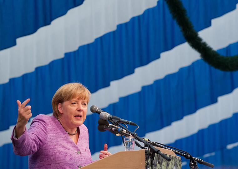 Oans, zwoa, gsuffa. Auf dem Gillamooser Volksfest pflegt Angela Merkel bayerische Gewohnheiten.
