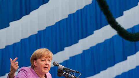 Oans, zwoa, gsuffa. Auf dem Gillamooser Volksfest pflegt Angela Merkel bayerische Gewohnheiten.