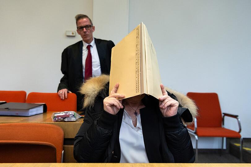 Birgit K. (Name geändert) mit ihrem Anwalt Michael Löffler beim Prozessauftakt. Er fordert Freispruch.