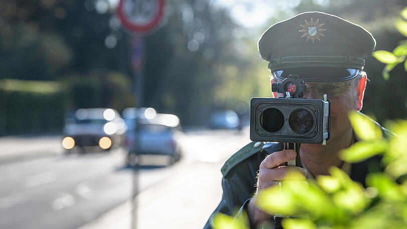 Die Strafen für Tempoverstöße reichen von Bußgeldern, über Punkte im Verkehrszentralregister bis hin zu Fahrverboten.