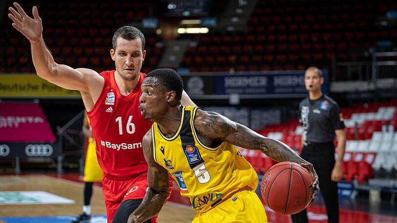 Paul Zipser vom FC Bayern (links) attackiert Teyvon Myers vom MHP Riesen Ludwigsburg.