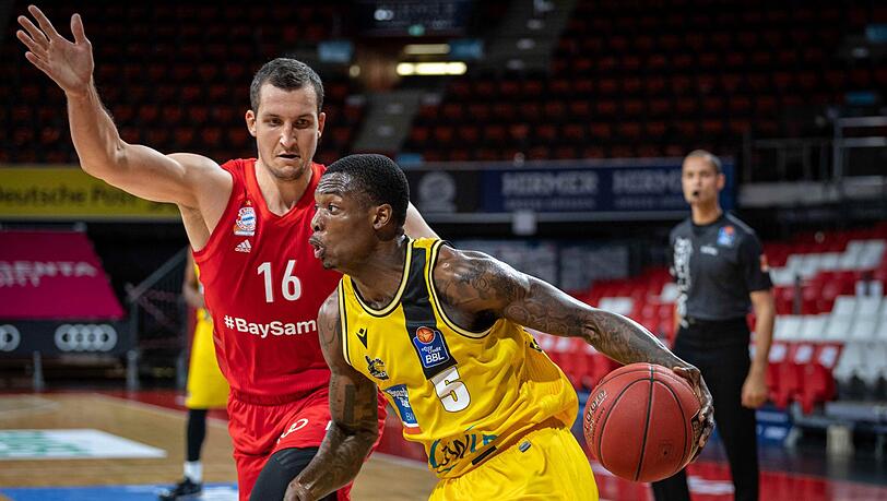 Paul Zipser vom FC Bayern (links) attackiert Teyvon Myers vom MHP Riesen Ludwigsburg. Paul Zipser vom FC Bayern (links) attackiert Teyvon Myers vom MHP Riesen Ludwigsburg.