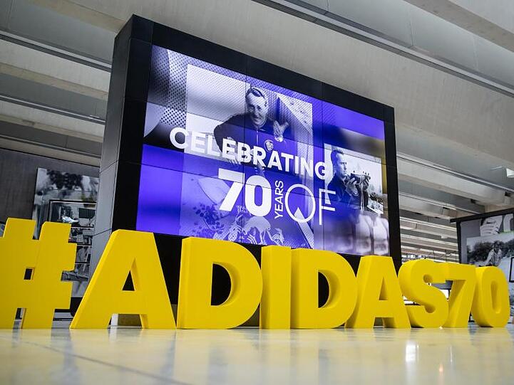 Der Hashtag "#ADIDAS70" steht beim Sportartikelhersteller in Herzogenaurach auf dem Boden. Am 18. August 1949 ließ Adolf "Adi" Dassler die Firma ins Handelsregister eintragen.