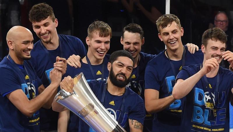 Holten 2020 neben der Meisterschaft auch den Pokal: Die Basketballer von Alba Berlin. Holten 2020 neben der Meisterschaft auch den Pokal: Die Basketballer von Alba Berlin.