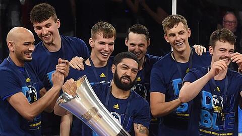 Holten 2020 neben der Meisterschaft auch den Pokal: Die Basketballer von Alba Berlin.