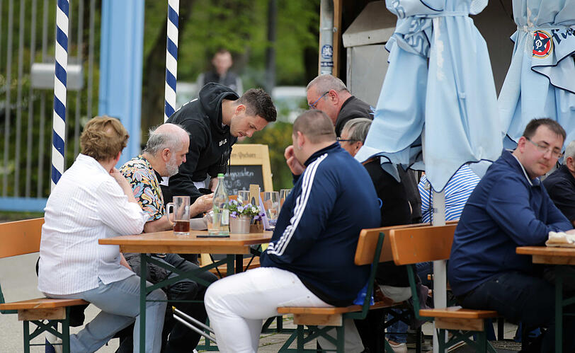 Am Rande des Dauerkartenverkaufs und vor dem öffentlichen Training erfüllte Marcel Bär bei den Fans im Löwenstüberl noch Autogrammwünsche.