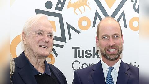 Prinz William mit "Monty Python"-Legende John Cleese. Prinz William mit "Monty Python"-Legende John Cleese.