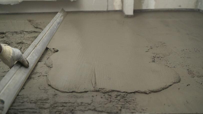 Estrich selbst zu verlegen ist kein Kinderspiel. Es erfordert Know-how &uuml;ber D&auml;mmung, Schallisolierung und Trocknung. Fehler wirken sich auf den gesamten Bodenaufbau aus. &Uuml;berlegen Sie sich daher gut, ob Sie diesen Arbeitsschritt nicht besser Fachleuten &uuml;berlassen m&ouml;chten. Sollten Sie sich f&uuml;r die DIY-Variante entscheiden, so informieren Sie sich gut &uuml;ber alle Arbeitsschritte, bevor Sie loslegen.