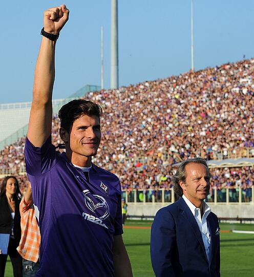 Mario-Mania in Florenz! Am Montag wurde Mario Gomez als neuer Angreifer des AC Florenz vorgestellt. Viele Tausend Fans der Violetten feierten die Ankunft des Stürmers im Stadion. Sehen Sie hier die Bilder!