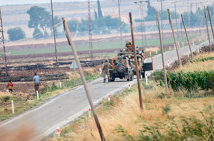 Türkische Armee nahe der syrischen Grenze: Zwei Soldaten sind bei einem Anschlag auf einen Konvoi im kurdisch geprägten Südosten des Landes getötet worden.