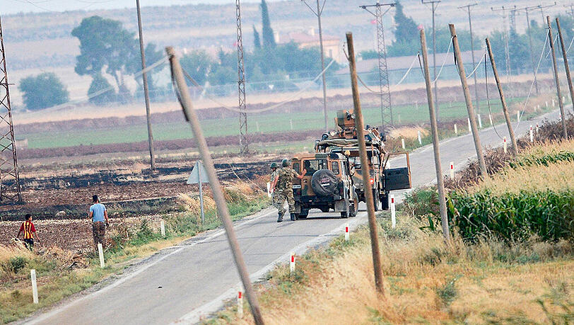 Türkische Armee nahe der syrischen Grenze: Zwei Soldaten sind bei einem Anschlag auf einen Konvoi im kurdisch geprägten Südosten des Landes getötet worden. Türkische Armee nahe der syrischen Grenze: Zwei Soldaten sind bei einem Anschlag auf einen Konvoi im kurdisch geprägten Südosten des Landes getötet worden.