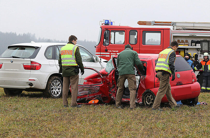 Bilder vom Unfallort in Tabing. Am Samstagmittag kam er hier zum Zusammenstoß zweier Fahrzeuge, die Fahrerin des roten VW Polo verstarb noch am Unfallort.
