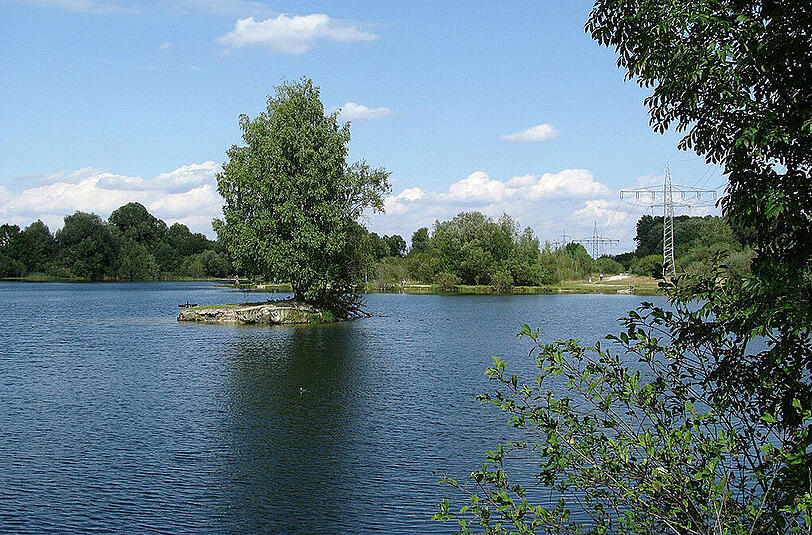 Der Große Böhmerweiher in Lochhausen. Hier wurde am Samstag eine Leiche gefunden.