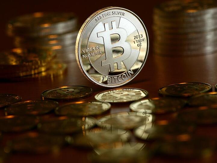 Auch Anbieter zur Verwahrung, Verwaltung und Sicherung von Kryptowährungen wie Bitcoins werden verpflichtet, Verdachtsfälle zu melden.