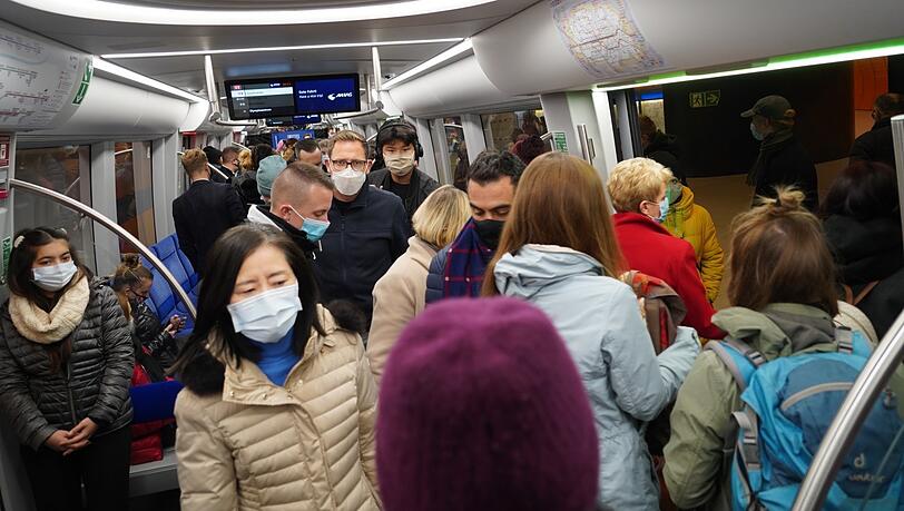 Abstand halten? Oft schwierig. Wie in dieser U-Bahn. Abstand halten? Oft schwierig. Wie in dieser U-Bahn.