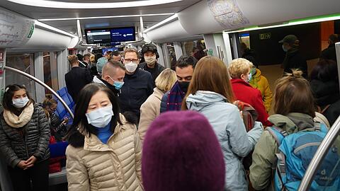 Abstand halten? Oft schwierig. Wie in dieser U-Bahn am Dienstagmorgen.