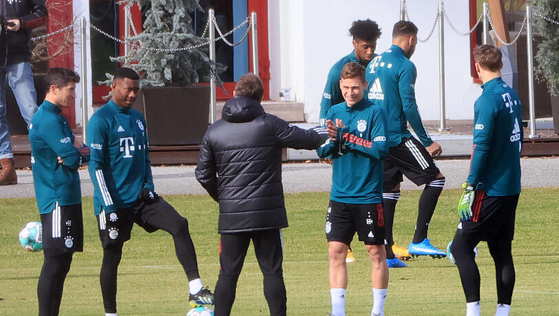 Austausch mit dem Mannschaftsrat: Bayern-Trainer Flick (M.) mit Lewandowski, Alaba, Kimmich und Neuer.