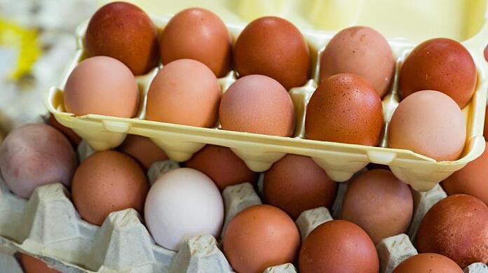 Zwar werden an Ostern weiße Eier bevorzugt, aber auch braune Eier lassen sich sehr gut färben.