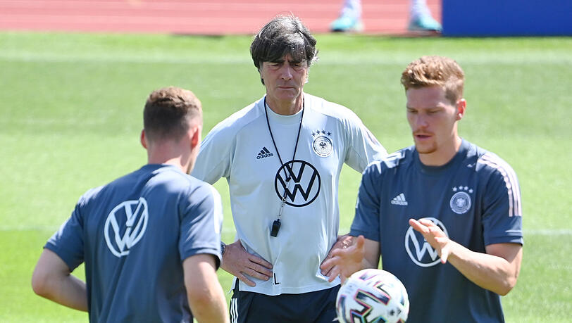 Skeptischer Blick? Bundestrainer Joachim Löw (l.) und Marcel Halstenberg, einer seiner Männer für die linke Außenbahn. Skeptischer Blick? Bundestrainer Joachim Löw (l.) und Marcel Halstenberg, einer seiner Männer für die linke Außenbahn.