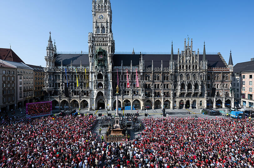 Fans des FC Bayern München warten auf dem Marienplatz auf die Mannschaften. Die Männer des FC Bayern München sind zum elften Mal in Serie deutscher Fußball-Meister, die Fußballerinnen des FC Bayern haben sich ihren fünften deutschen Meistertitel gesichert.