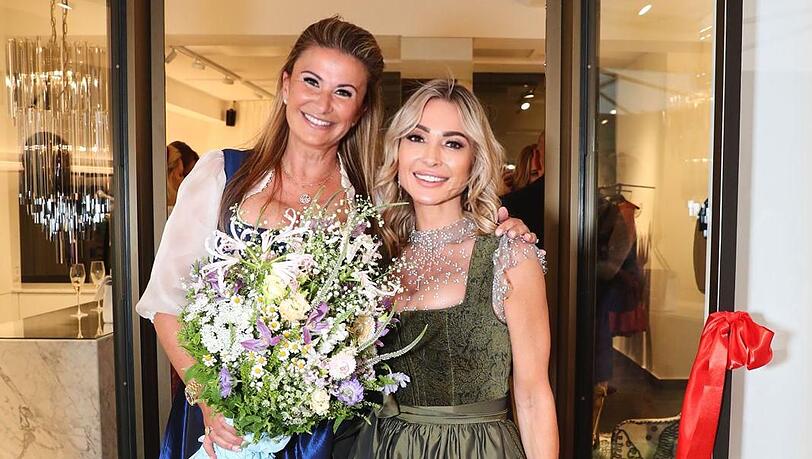 Maria Lechner überreicht Kinga Mathe einen riesigen Blumenstrauß Maria Lechner überreicht Kinga Mathe einen riesigen Blumenstrauß