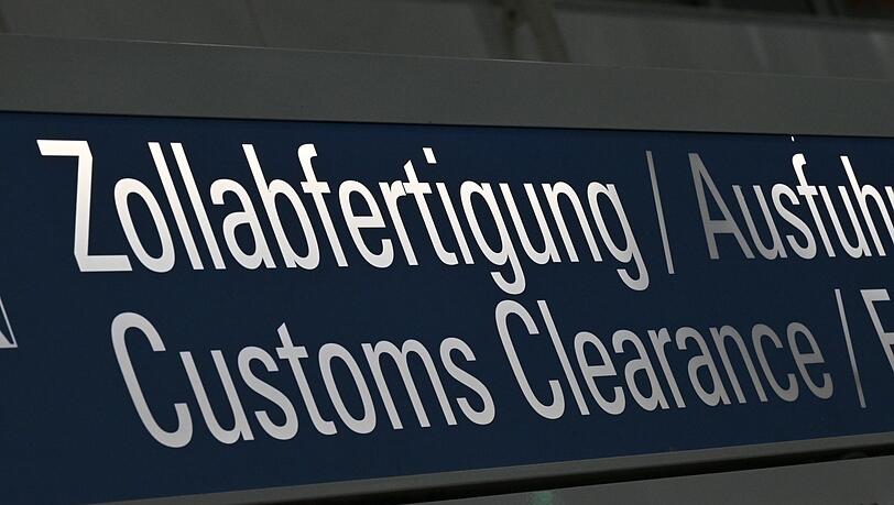 Am Flughafen München wollte eine Frau 17.000 Zigaretten nicht anmelden.